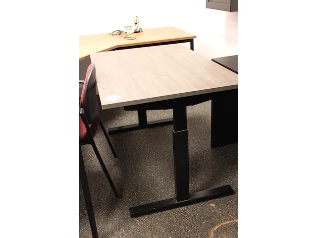 In hoogte verstelbare werktafel, afm. 120 x 80 cm. - afbeelding 2 van  2