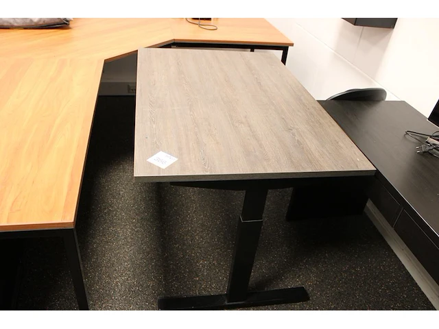 In hoogte verstelbare werktafel, afm. 120 x 80 cm. - afbeelding 1 van  2