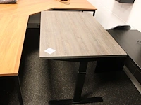 In hoogte verstelbare werktafel, afm. 120 x 80 cm.