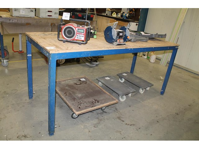 In hoogte verstelbare werktafel met metalen onderstel en spangaten. afmeting 82 x 202 cm. let op! exclusie... - afbeelding 1 van  3