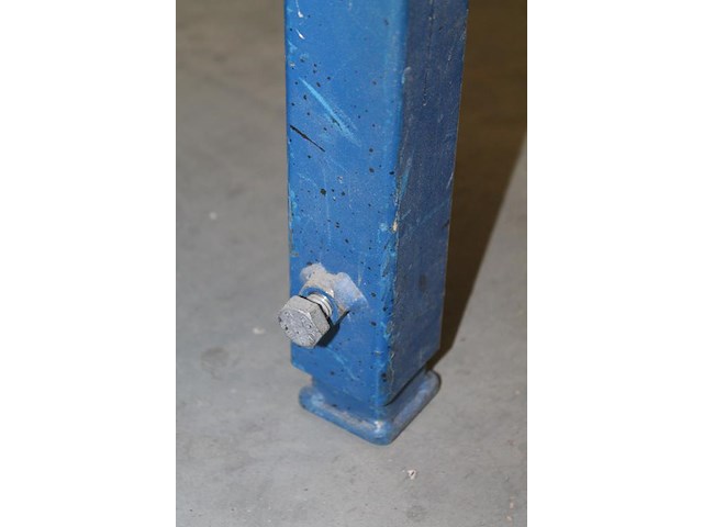 In hoogte verstelbare werktafel met metalen onderstel en spangaten. afmeting 82 x 202 cm. let op! exclusie... - afbeelding 2 van  3