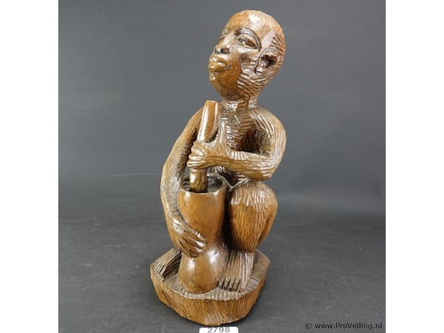 In hout gesneden afrikaans beeld - afbeelding 1 van  5