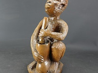 In hout gesneden afrikaans beeld - afbeelding 1 van  5