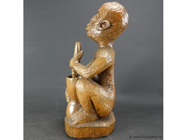 In hout gesneden afrikaans beeld - afbeelding 2 van  5