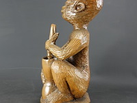 In hout gesneden afrikaans beeld - afbeelding 2 van  5