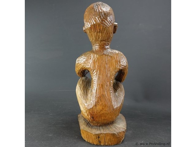 In hout gesneden afrikaans beeld - afbeelding 3 van  5