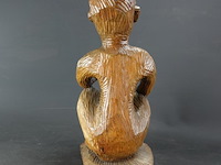 In hout gesneden afrikaans beeld - afbeelding 3 van  5