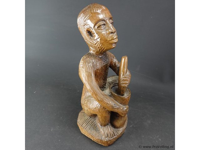 In hout gesneden afrikaans beeld - afbeelding 4 van  5