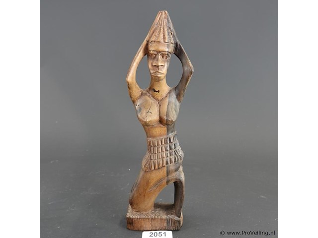 In hout gesneden afrikaanse vrouw - afbeelding 1 van  5