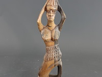 In hout gesneden afrikaanse vrouw - afbeelding 1 van  5