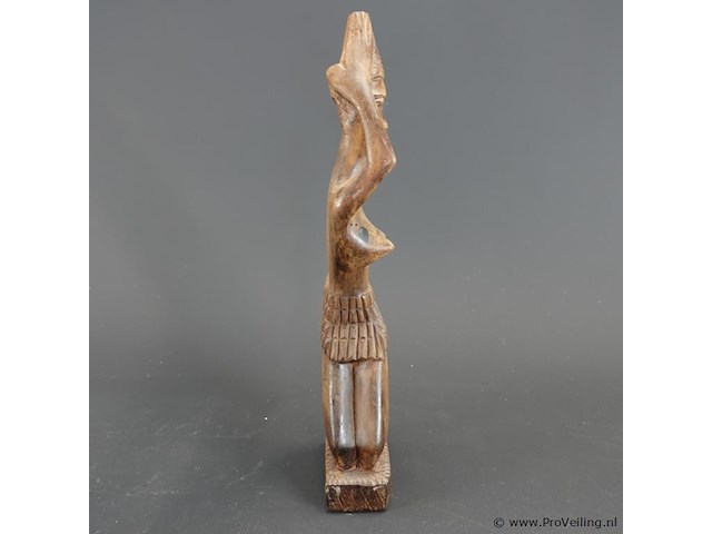 In hout gesneden afrikaanse vrouw - afbeelding 2 van  5