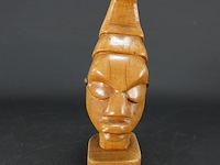 In hout gesneden buste