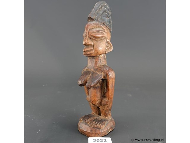 In hout gesneden ere ibeji fétisjbeeldje van de yoruba uit nigeria - afbeelding 1 van  5