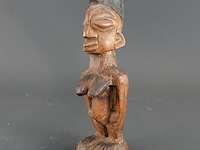 In hout gesneden ere ibeji fétisjbeeldje van de yoruba uit nigeria - afbeelding 1 van  5