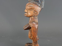 In hout gesneden ere ibeji fétisjbeeldje van de yoruba uit nigeria - afbeelding 2 van  5