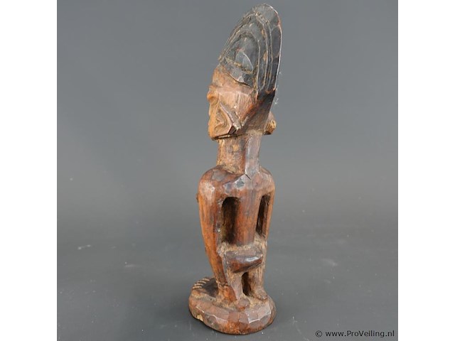 In hout gesneden ere ibeji fétisjbeeldje van de yoruba uit nigeria - afbeelding 3 van  5