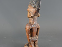 In hout gesneden ere ibeji fétisjbeeldje van de yoruba uit nigeria - afbeelding 3 van  5