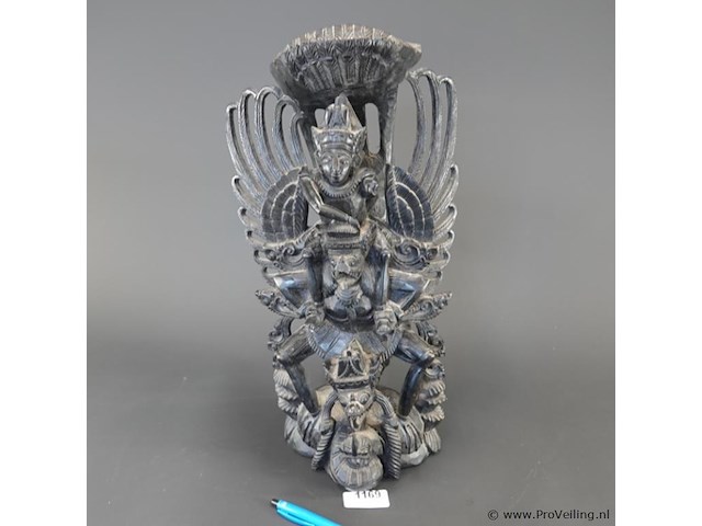 In hout gesneden indisch beeld van de god vishnu (wisnu) op de mythische vogel garuda - afbeelding 1 van  5