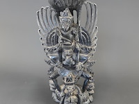 In hout gesneden indisch beeld van de god vishnu (wisnu) op de mythische vogel garuda - afbeelding 1 van  5