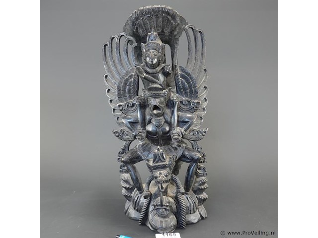 In hout gesneden indisch beeld van de god vishnu (wisnu) op de mythische vogel garuda - afbeelding 2 van  5
