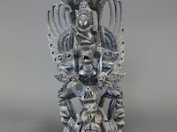 In hout gesneden indisch beeld van de god vishnu (wisnu) op de mythische vogel garuda - afbeelding 2 van  5
