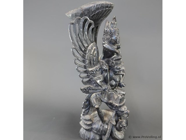 In hout gesneden indisch beeld van de god vishnu (wisnu) op de mythische vogel garuda - afbeelding 3 van  5