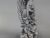 In hout gesneden indisch beeld van de god vishnu (wisnu) op de mythische vogel garuda - afbeelding 3 van  5