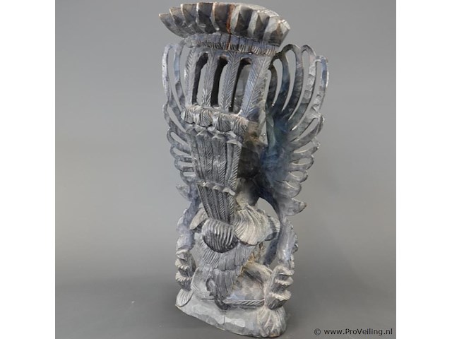 In hout gesneden indisch beeld van de god vishnu (wisnu) op de mythische vogel garuda - afbeelding 4 van  5
