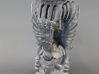 In hout gesneden indisch beeld van de god vishnu (wisnu) op de mythische vogel garuda - afbeelding 4 van  5