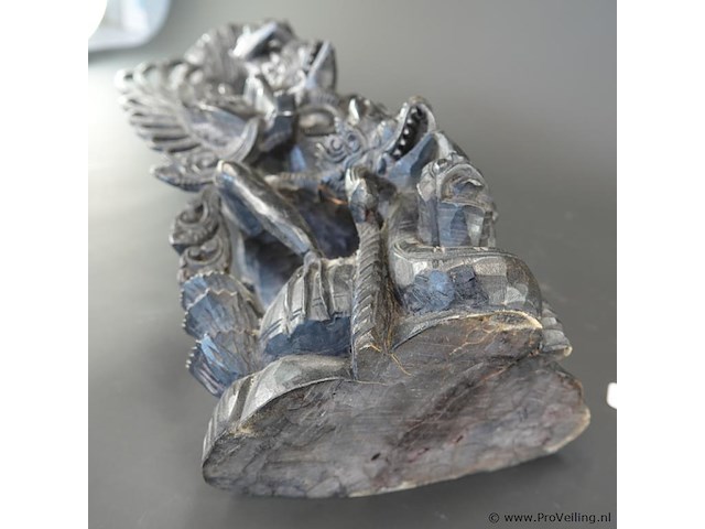 In hout gesneden indisch beeld van de god vishnu (wisnu) op de mythische vogel garuda - afbeelding 5 van  5
