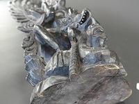 In hout gesneden indisch beeld van de god vishnu (wisnu) op de mythische vogel garuda - afbeelding 5 van  5