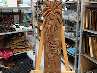 In hout gesneden indische voorstelling - afbeelding 1 van  5