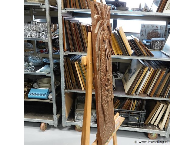 In hout gesneden indische voorstelling - afbeelding 4 van  5