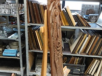 In hout gesneden indische voorstelling - afbeelding 4 van  5