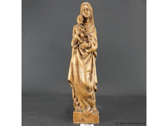 In hout gesneden madonna met kind - afbeelding 1 van  5