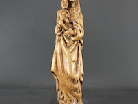 In hout gesneden madonna met kind - afbeelding 1 van  5