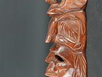 In hout gesneden masker - afbeelding 3 van  5