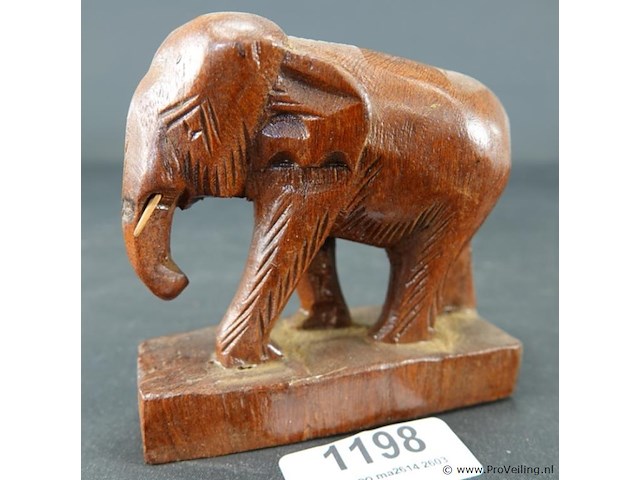 In hout gesneden olifant - afbeelding 1 van  5
