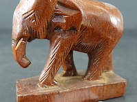 In hout gesneden olifant - afbeelding 1 van  5