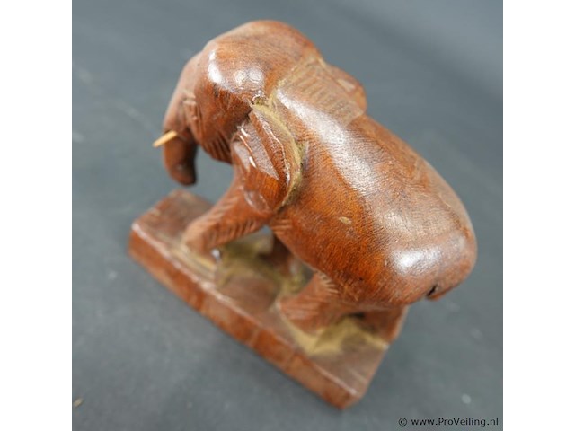 In hout gesneden olifant - afbeelding 3 van  5