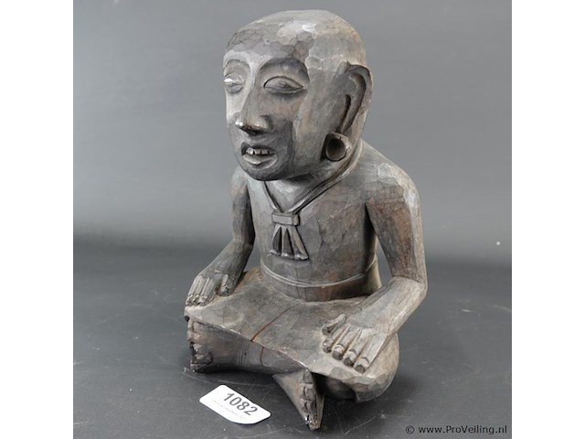 In hout gesneden oosters beeld van een zittende figuur - afbeelding 1 van  5