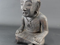 In hout gesneden oosters beeld van een zittende figuur - afbeelding 1 van  5
