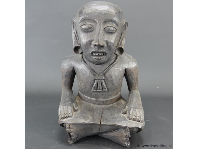 In hout gesneden oosters beeld van een zittende figuur - afbeelding 2 van  5