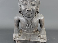 In hout gesneden oosters beeld van een zittende figuur - afbeelding 2 van  5