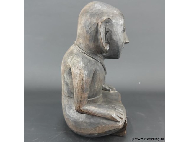 In hout gesneden oosters beeld van een zittende figuur - afbeelding 3 van  5
