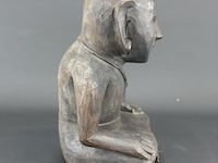 In hout gesneden oosters beeld van een zittende figuur - afbeelding 3 van  5