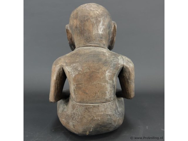 In hout gesneden oosters beeld van een zittende figuur - afbeelding 4 van  5