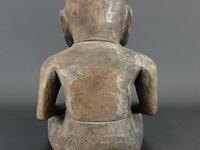In hout gesneden oosters beeld van een zittende figuur - afbeelding 4 van  5