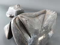 In hout gesneden oosters beeld van een zittende figuur - afbeelding 5 van  5