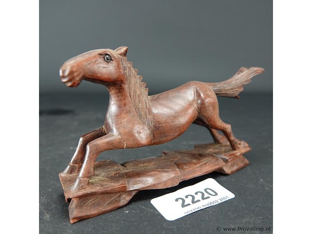 In hout gesneden paard - afbeelding 1 van  5